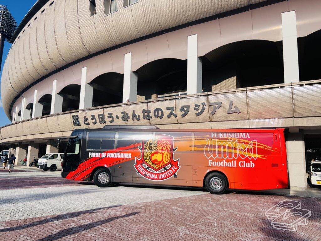 福島ユナイテッドFCのバスとスタジアム正面